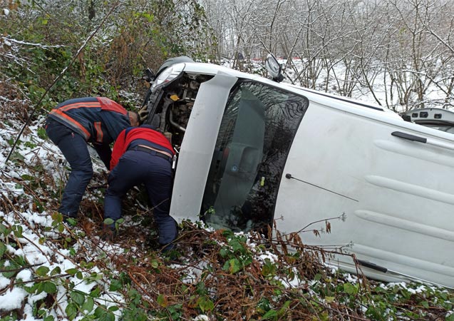 Düzce'de karda yoldan çıkan minibüs şarampole uçtu
