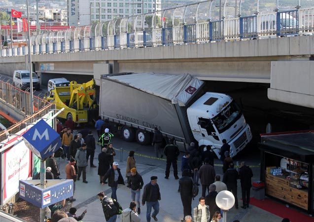 İzmir’de yasaklı yola giren tır, köprüye takıldı