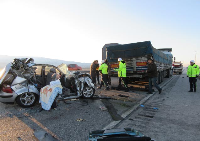 Afyonkarahisar'da otomobil tıra çarptı