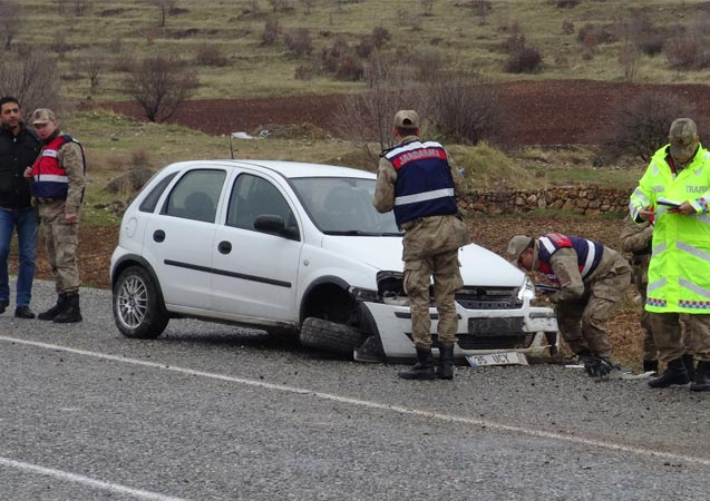 Lastiği patlayan araç kazaya neden oldu, sürücünün burnu bile kanamadı
