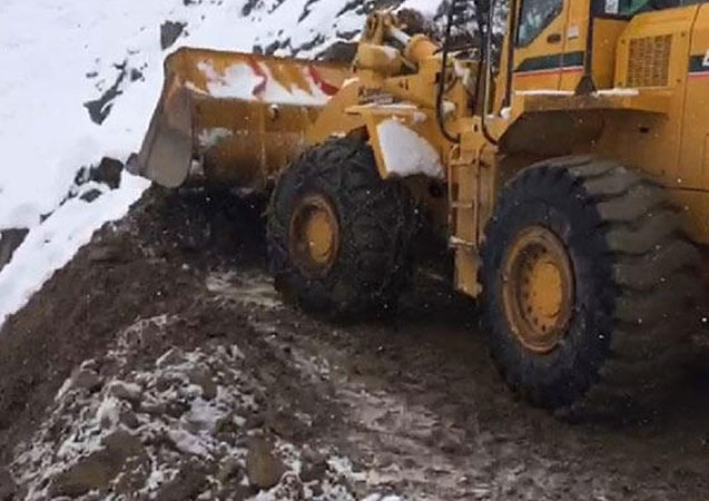 Bingöl'de heyelan nedeniyle yol kapandı