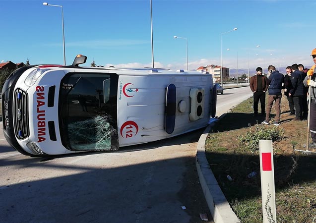 Hafif ticari araç ile ambulansla çarpıştı