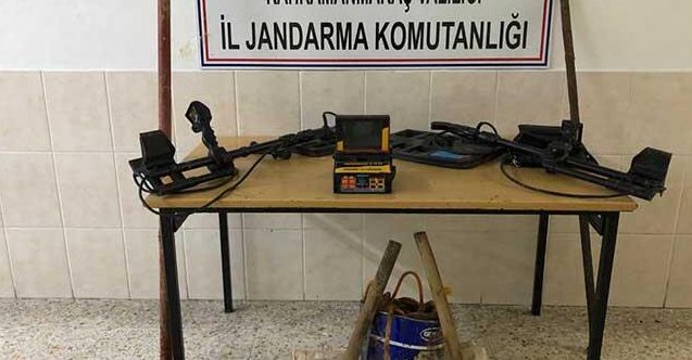 Gece define ararken jandarmaya yakalandılar