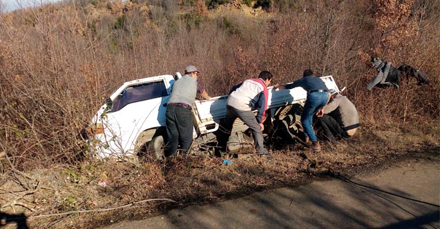Kamyonet takla attı, tonlarca meyve yola saçıldı