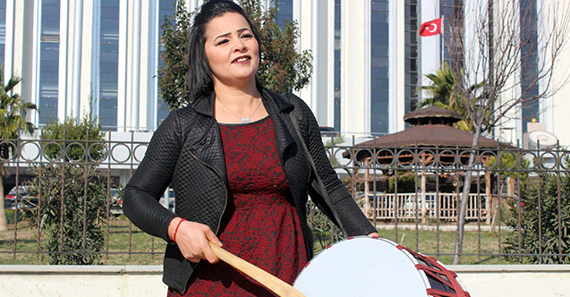 Eşinden boşandı, davul zurnayla kutladı