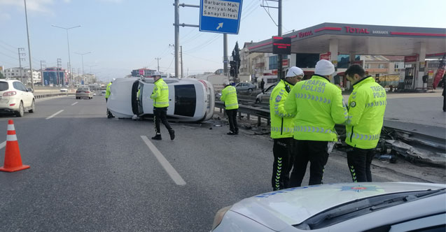Bariyerlere çarpan otomobil yan yattı