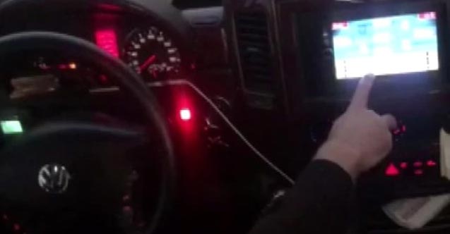 Seyir halindeyken okey oynayan şoförün sürücü belgesine el konuldu