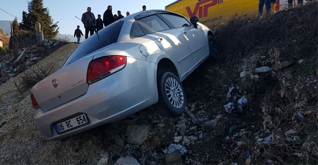 Lastiği patlayan otomobil yoldan çıktı