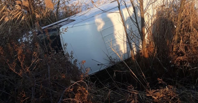 Minibüs şarampole devrildi
