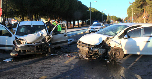 Ters yönden gelen araç kazaya neden oldu