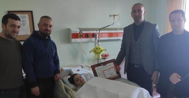 Karnesini almaya gidemedi karnesi ona geldi