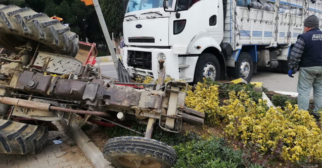 Gömeç’te traktör ile kamyon çarpışt