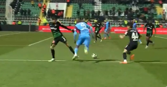 Nwakaeme'ye kırmızı kart! VAR'a rağmen yanlış karar