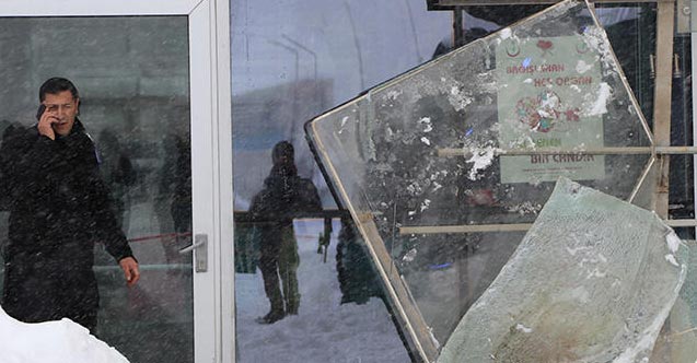 Hastane girişindeki çatı çöktü: 9 yaralı