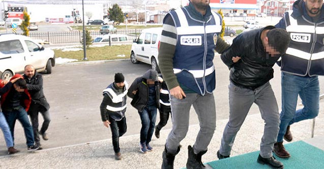 Telefonlu dolandırıcılar polisten kaçarken altınları yola attılar