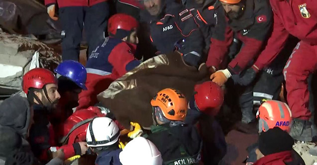 Enkazdan birer saat arayla 2 kadın sağ çıkarıldı