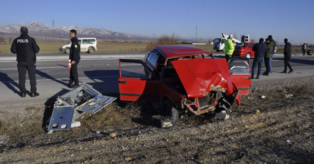 Otomobil elektrik panosuna çarptı: 6 yaralı
