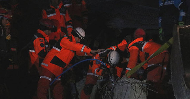 Deprem bölgesinde son durum! 3 bakan Elazığ'da açıkladı