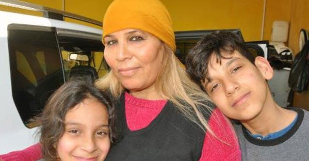 Oto yıkayarak çocuklarına bakıyor!