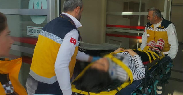 Genç kız balkondan düştü