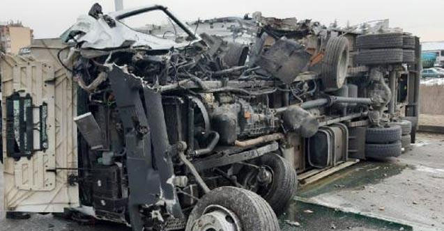 Kamyon refüje çarpıp yan yattı!