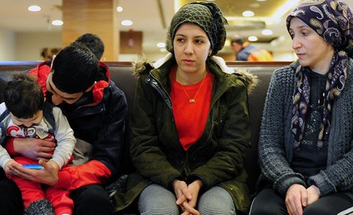 18 aylık bebeğini enkaz altında emzirdi!