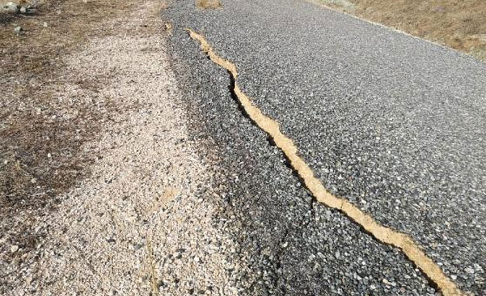 Depremden sonra dev yarıklar oluştu!