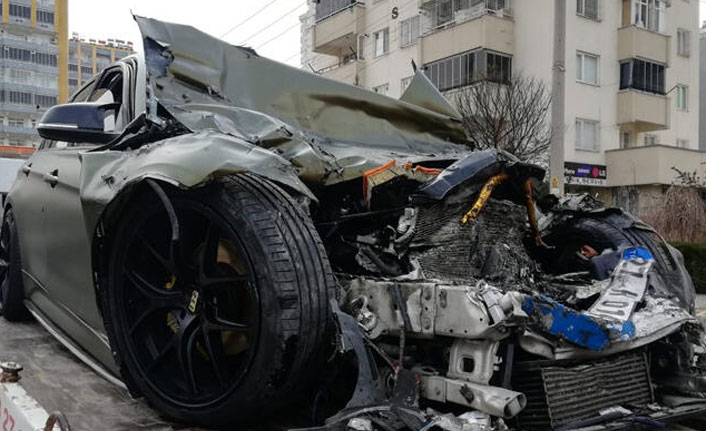 Lüks otomobil ile halk otobüsü çarpıştı: 1 ölü, 7 yaralı