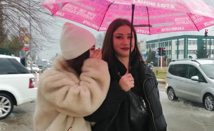 Yağmura hazırlıksız yakalanan vatandaşların zor anları!