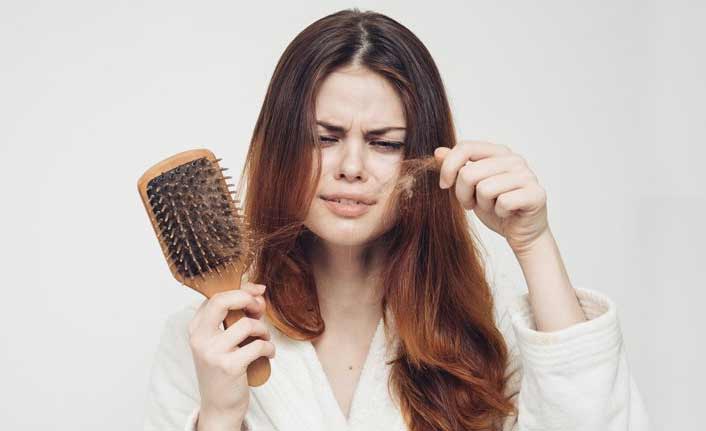 Kadınlarda Saç Dökülmesi Artıyor: Uzman Nedeni ve Çözümü Anlattı