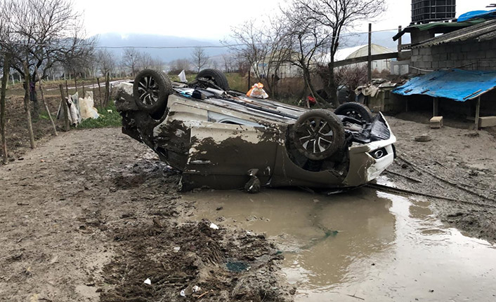 Şarampole uçan araçtan bebekleriyle sağ çıktılar