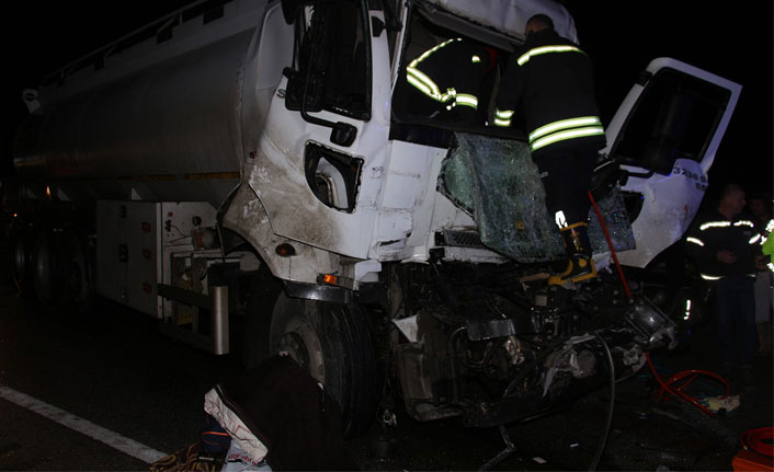 Tanker TIR’a arkadan çarptı