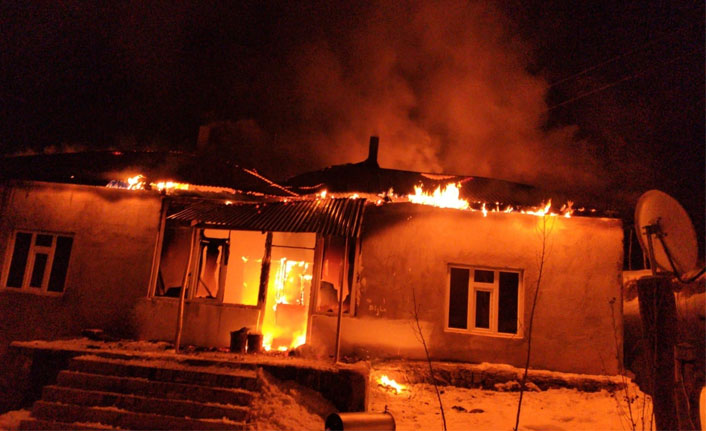 Cinnet getiren şahıs evini ateşe verdi