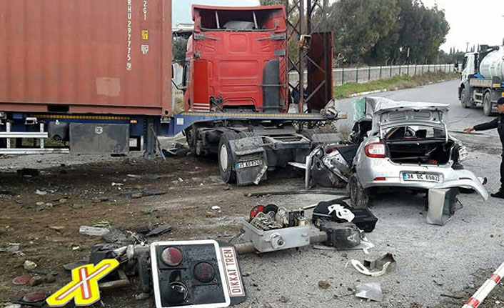 Aydın'da TIR, otomobile çarptı 5 kişi..