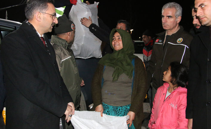 Depremzedelere 50 ton odun dağıtıldı