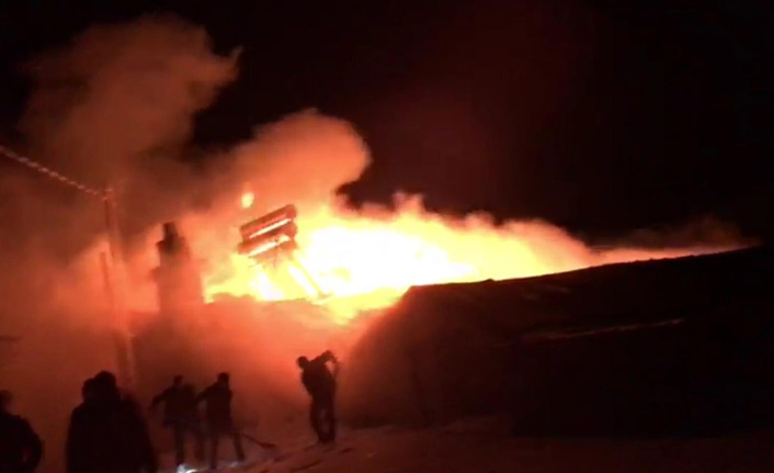 Gümüşhane’de köydeki yangın evi ve ahırı küle çevirdi