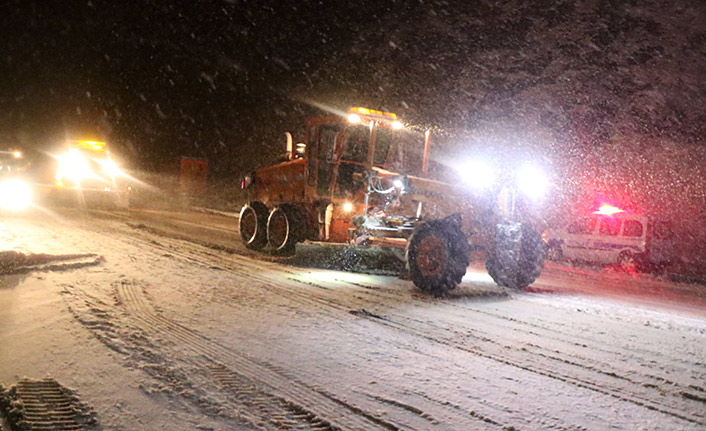 Vauk Geçidi'nde kar esareti