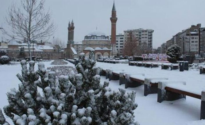 Sivas'ta 662 yerleşim yeri ulaşıma kapandı