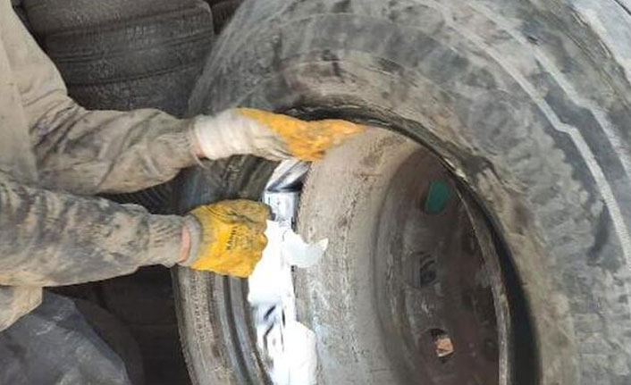 5 bin 10 paket kaçak sigarayı kamyon lastiklerine gizlemişler!