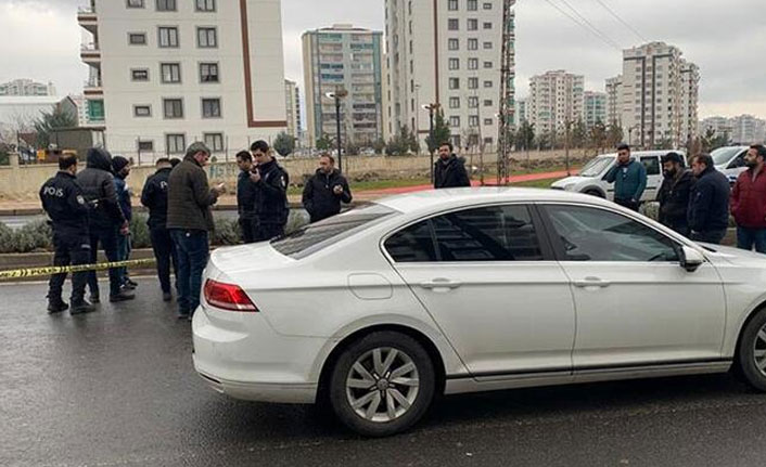 Otomobili durdurup, husumetlisine 2 el ateş ederek öldürdü!