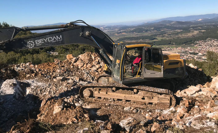 İş makinesi ile define ararken yakalandılar