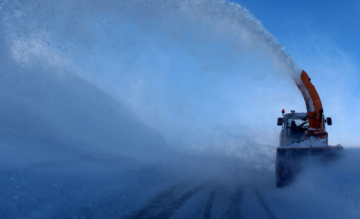 Bayburt ve Erzincan'da kapanan yollar açılıyor
