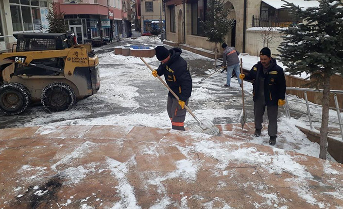 Bayburt'ta kar ve buzla mücadele sürüyor