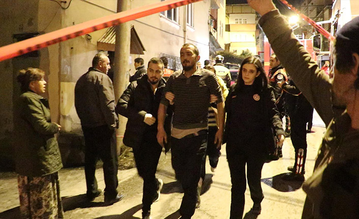 Yanan evini gözyaşlarıyla izledi