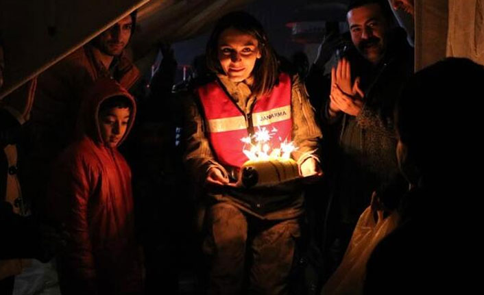 Depremzede çocuğuna çadırda doğum günü sürprizi!