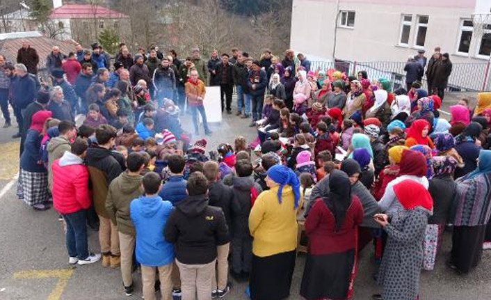 Riskli okul kapatıldı, veliler eylem yaptı