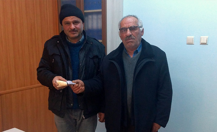 Yolda bulduğu para dolu cüzdanı belediyeye teslim etti