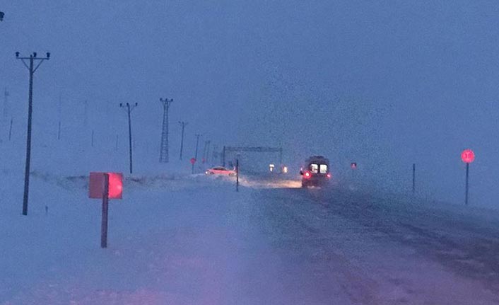 Minibüsün üzerine çığ düştü