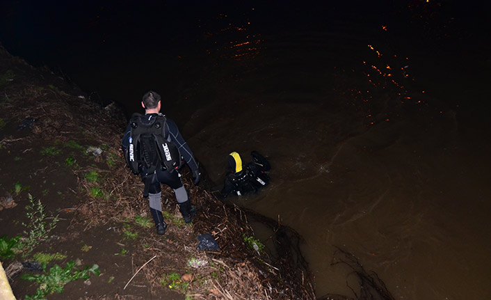 Irmağa atlayan kızını kurtarmak isteyen baba kayboldu!