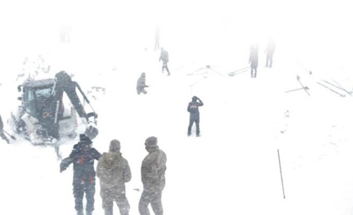 Çığ bölgesinde ikinci facia! Arama ekibinin üzerine de çığ düştü!